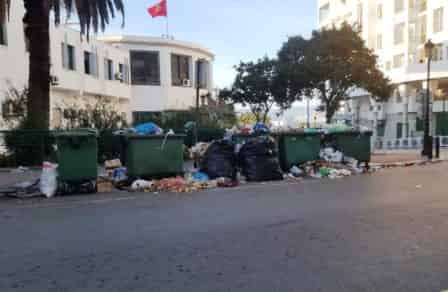 أمام تجاهل المسؤولين المحليين..مواطنون يلقون بالأزبال أمام مقر جماعة تطوان