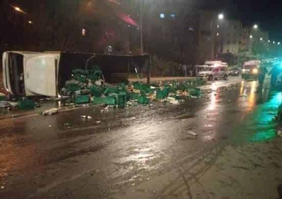 الرباط : اعتقال السائق و12 شخصا عقب انقلاب شاحنة مشروبات كحولية