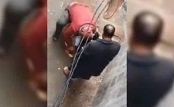 رجل يقوم بتعرية طفلته الرضيعة في الشارع العام ويهدد بقتلها حرقا