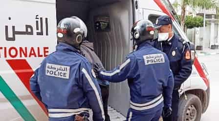 التحقيق مع مفتش شرطة متورط في حيازة أموال وسلاح ناري والحشيش