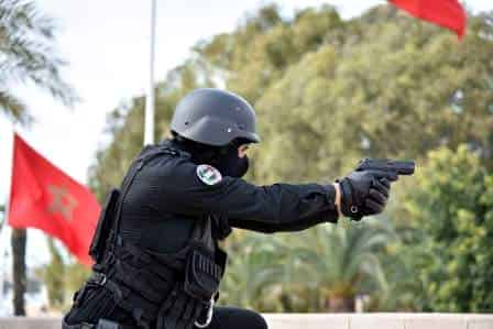 شرطي يطلق الرصاص باتجاه شخص هاجم دورية امنية