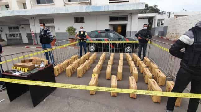 اكادير:بناءا على معلومات وفرتها الدستي…حجز طن و40 كيلوغراما من مخدر الشيرا على مثن شاحنة وتوقيف سائقها وإبنه