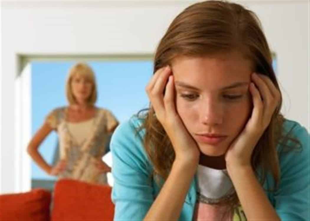 10 تغيرات تحدث لابنك المراهق تجعل التواصل معه صعبا