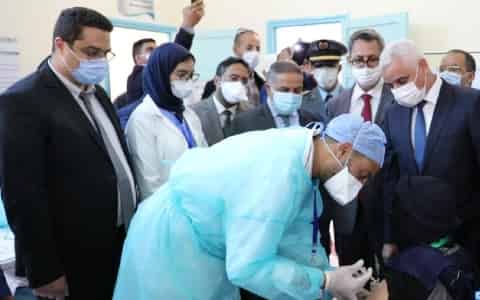 أيت الطالب يتفقد مركزا للتلقيح ضد كورونا بطانطان