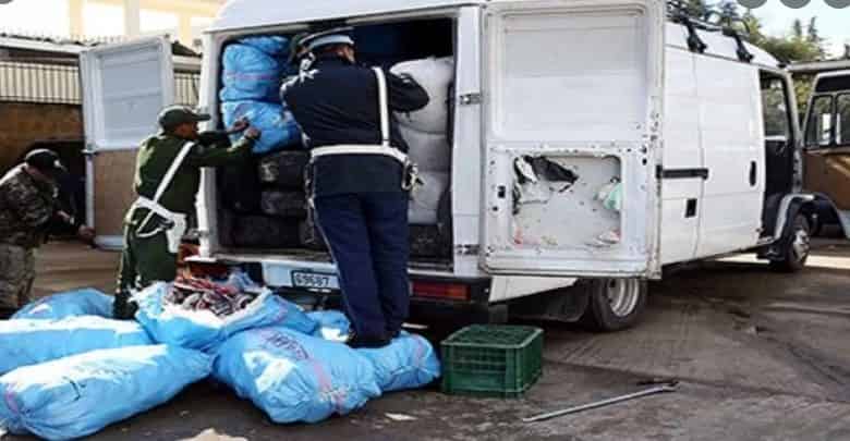 جمارك أكادير تحجز سيارة محملة بسجائر مهربة و”معسل”ببلفاع وتعتقل سائقها