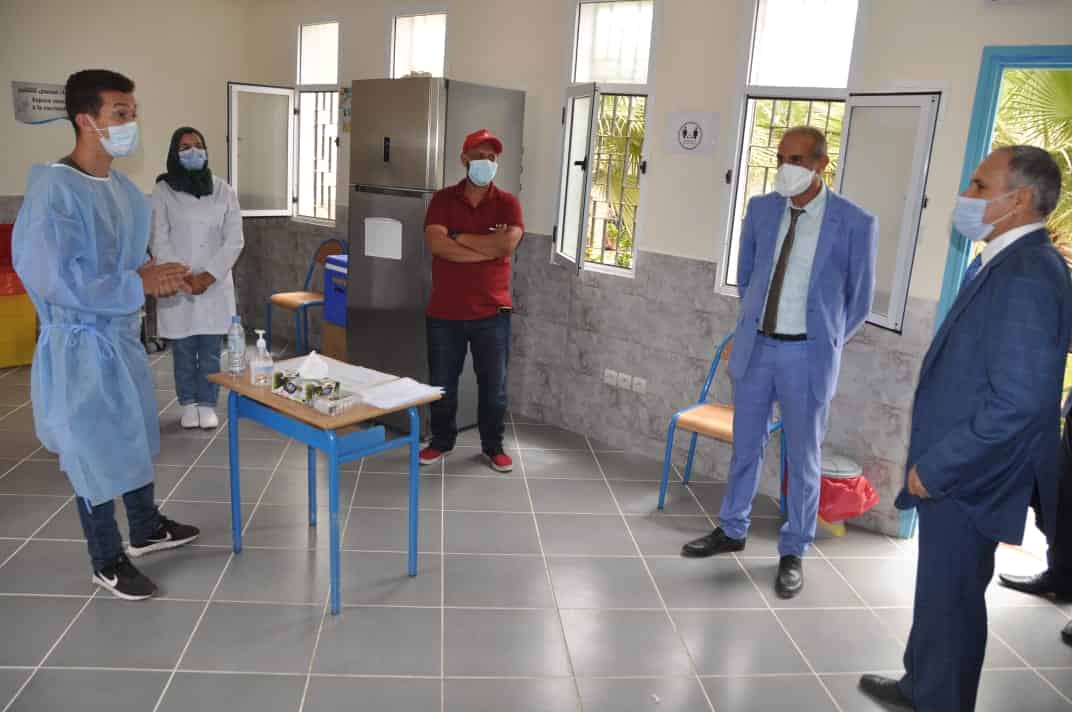 سيدي إفني: عامل الإقليم يتفقد مراكز تلقيح التلاميذ ضد “كوفيد 19”