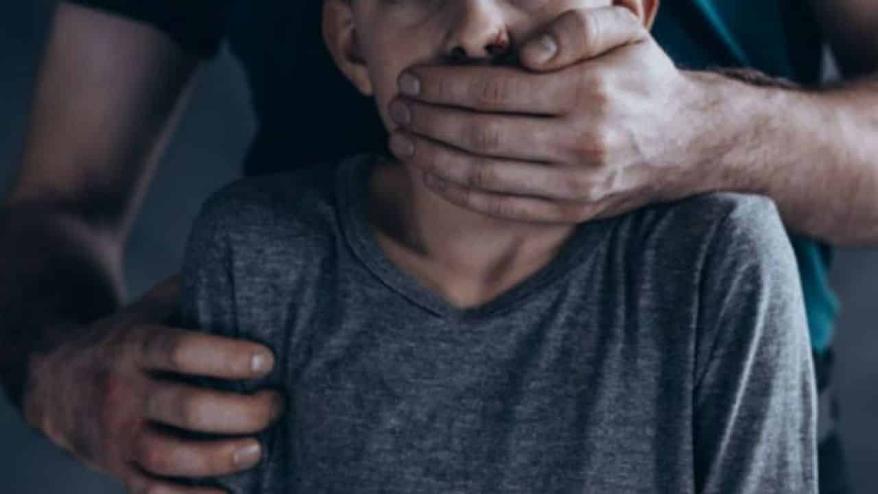 سيدتان تستدرجان طفلا  وتتخلصان منه بطريقة صادمة انتقاما من والدته