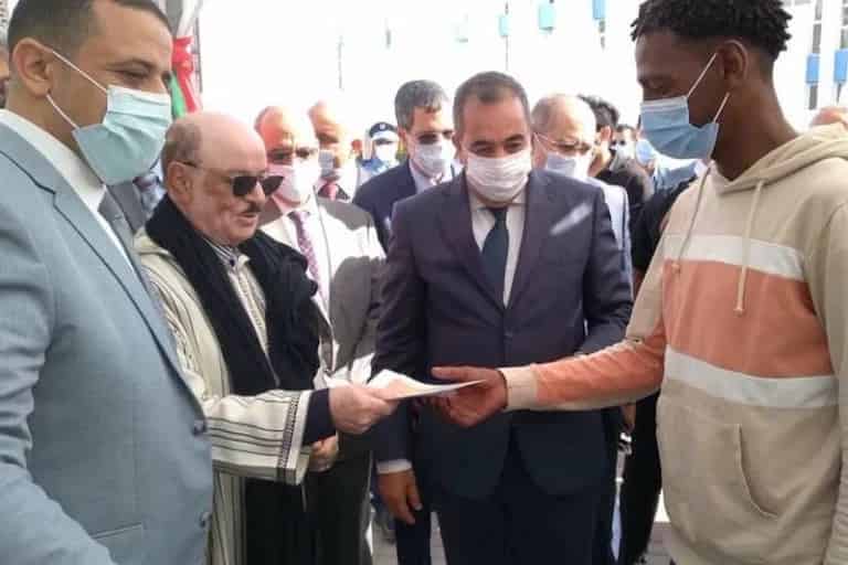 سجناء سابقون يتسلمون معدات وتجهيزات بطرفاية