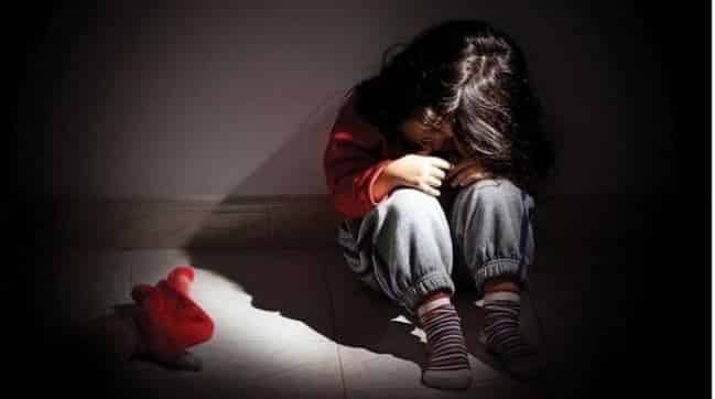 النيابة العامة لانزكان تدخل على خط مقطع فيديو لاب كان يعنف طفلته بأعقاب السجائر ببيوكرى