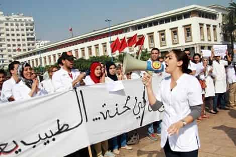 الأطباء المقيمون يطالبون الوزارة بصرف مستحقاتهم العالقة