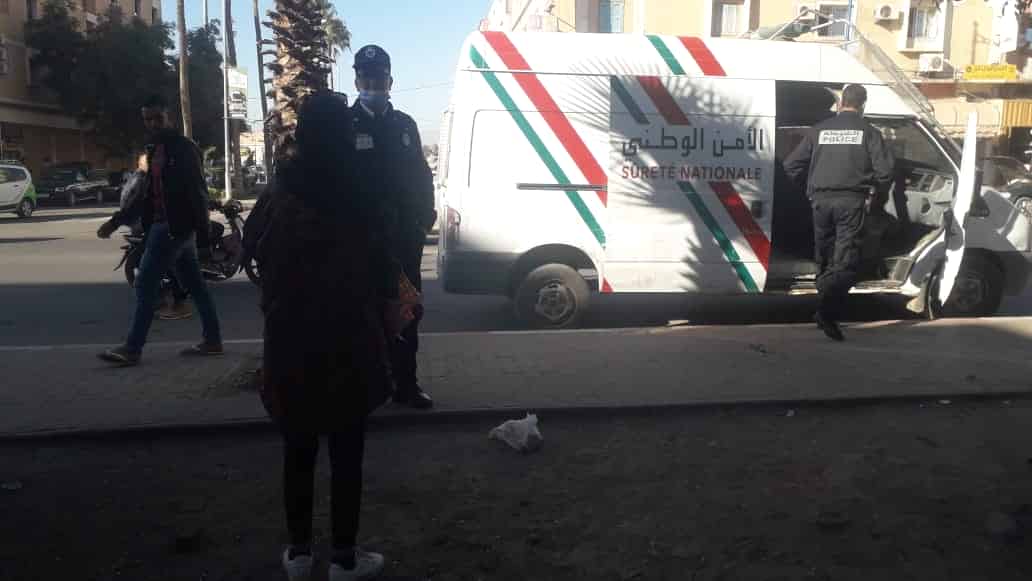 شرطة أولادتايمة تمسك بفتاة متشردة بعد فرارها من منزل عائلتها بالقرب من محطة الطاكسيات أولادتايمة