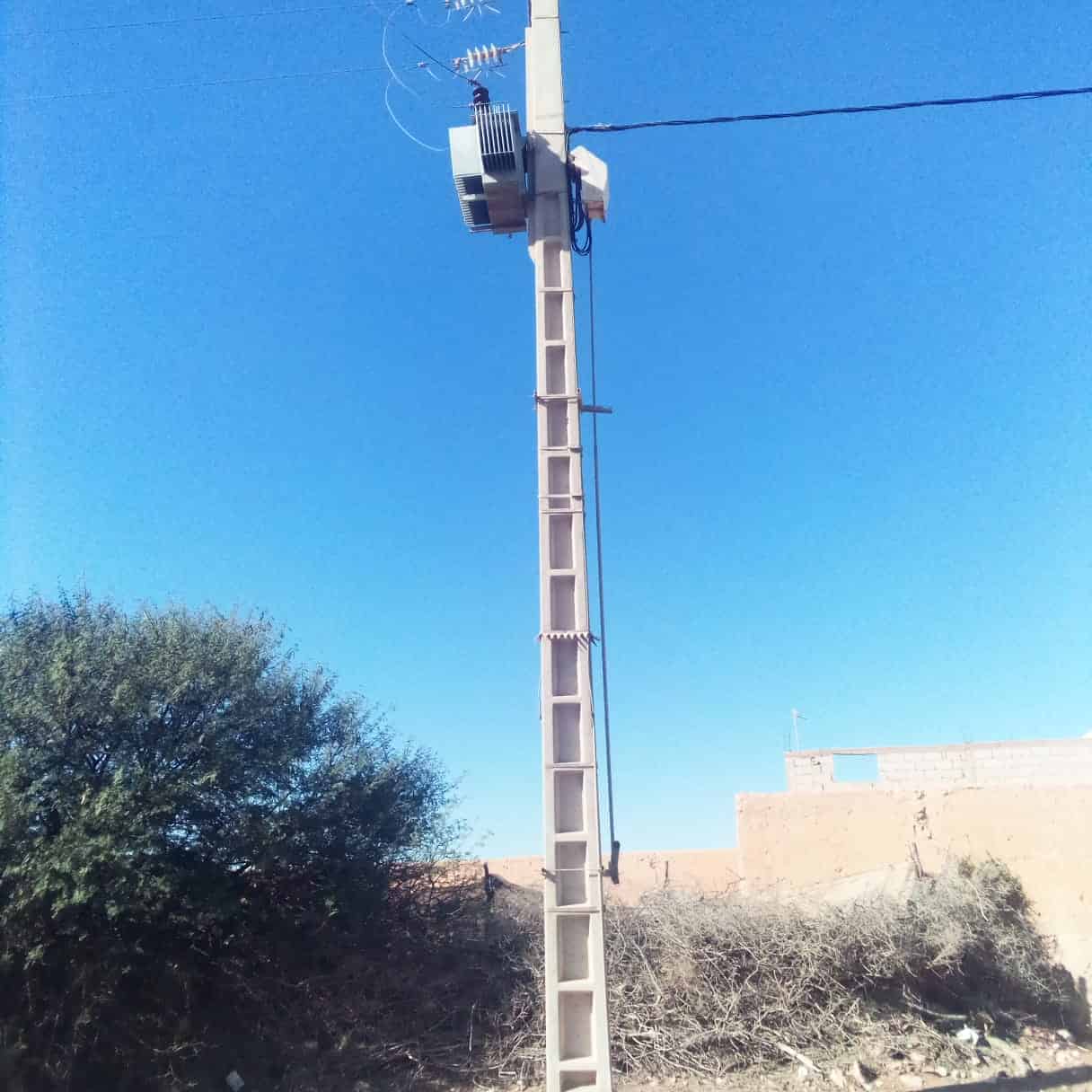 أشنو واقع بمجتمعنا؟ انتحار أربعيني بطريقة مروعة من فوق عمود كهربائي بالحوز