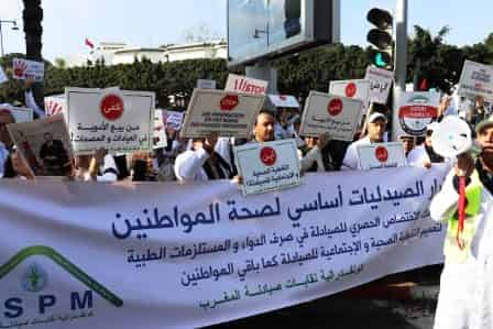 الصيادلة يحملون الشارة السوداء احتجاجا على تدبير أزمة الأدوية