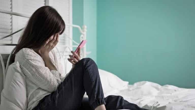 ابتزاز جنسي .. فتاتان تستدرجان خليجيا وتصورانه في أوضاع إباحية والشرطة تتدخل!