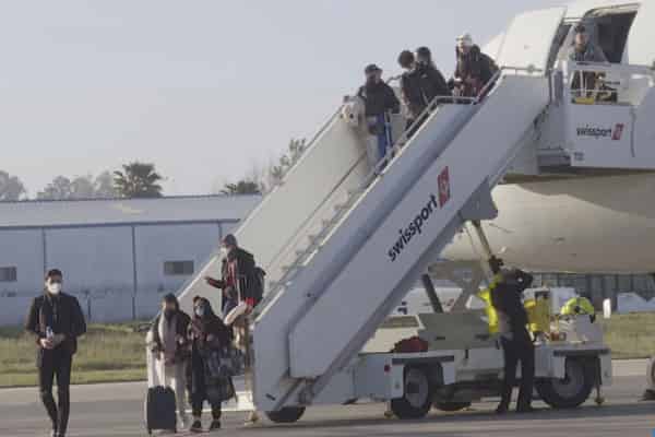 مطار طنجة يستقبل طائرة تقل 99 طالبا مغربيا يتابعون دراساتهم بأوكرانيا