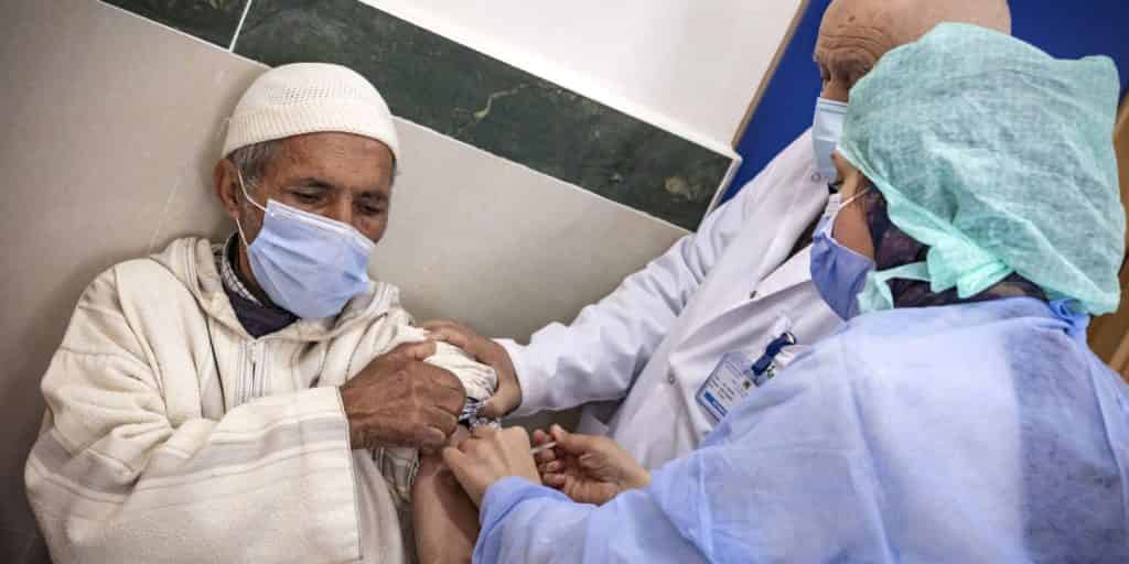 عضو اللجنة العلمية يلمح إلى إمكانية إنهاء مجانية التلقيح ضد كوفيد-19