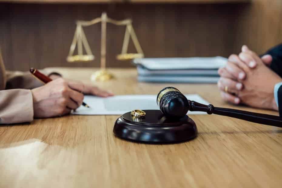 “قصة حبّ” بين موظفة ورئيس جماعة تنتهي بطلاقه من زوجته بعد جدل واسع حول علاقتهما