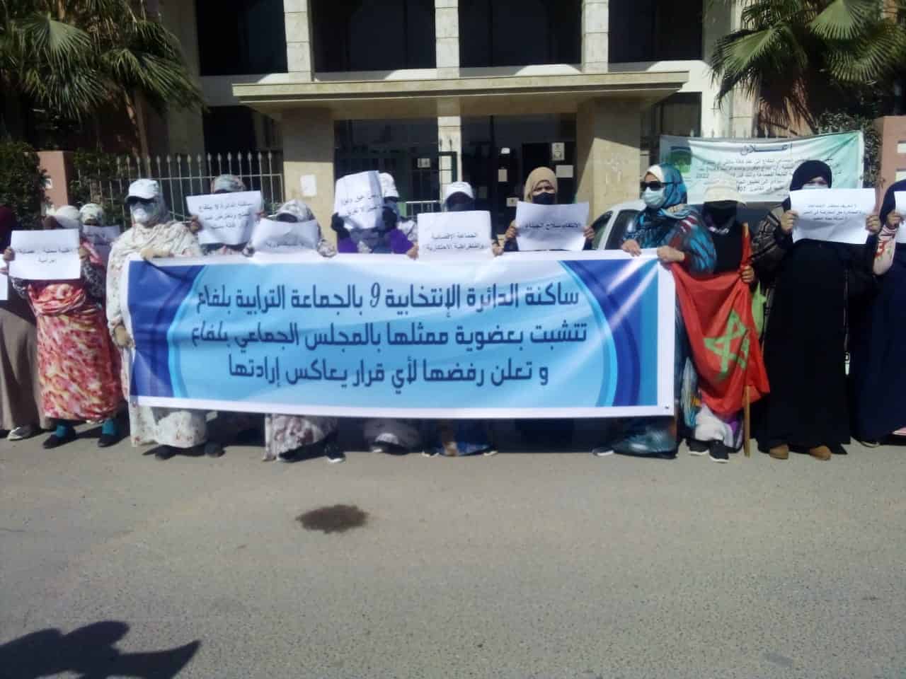 اشتوكة: ساكنة الدائرة 09 بجماعة بلفاع تنظم وقفة احتجاجية ضد اقالة ممتلها بالمجلس”صور”