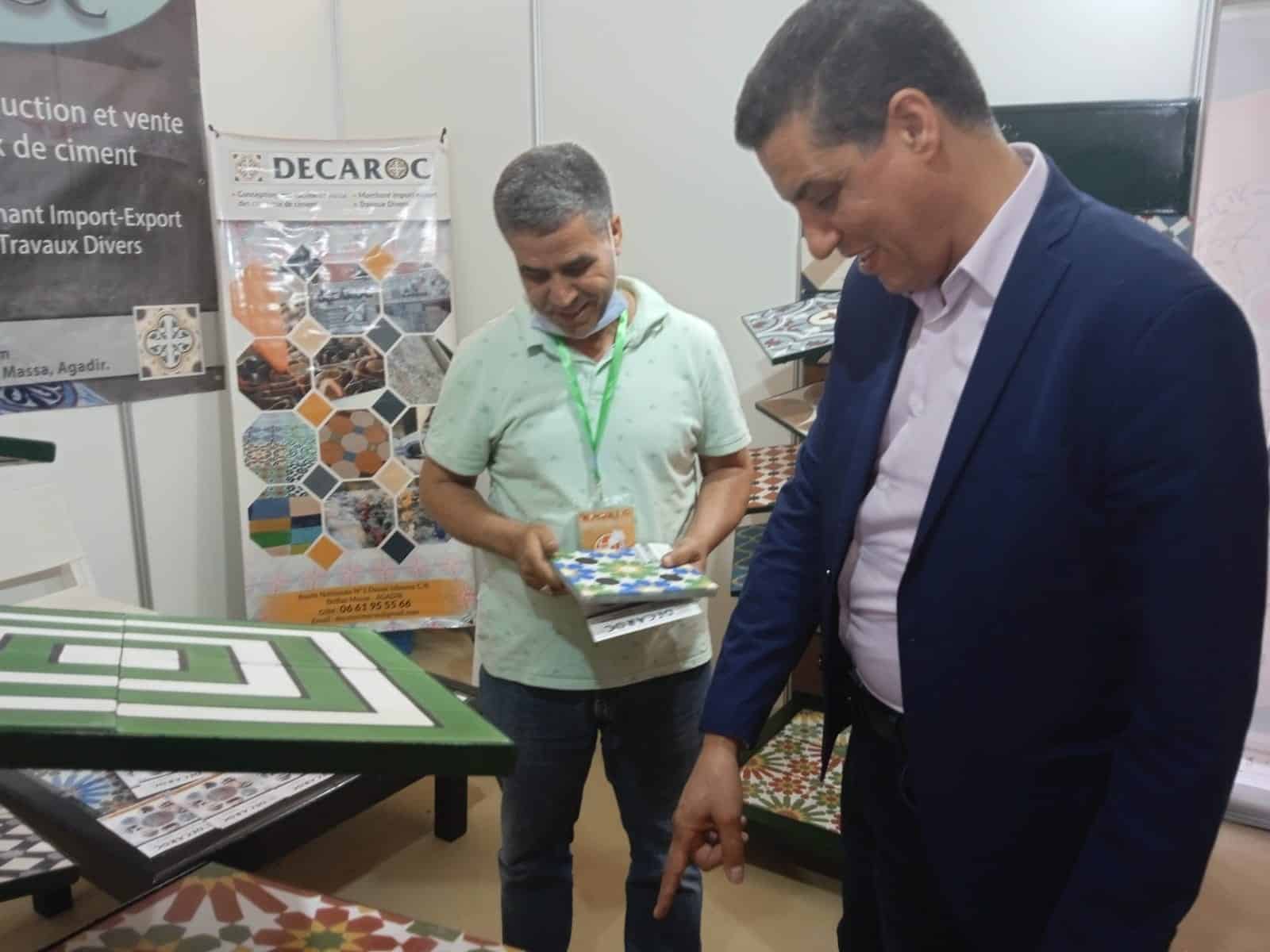 رئيس غرفة الصناعة التقليدية بسوس ينبهر بجودة الزليج البلدي المنتج من طرف صناع شركة DECAROC