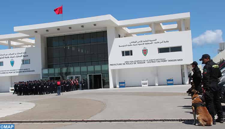 أمن طنجة يوقف سائق شاحنة للاشتباه في تورطه في قضية تتعلق بحيازة وتهريب مخدر الكوكايين.