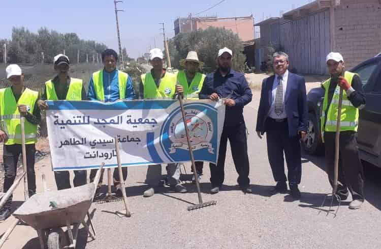 جمعية المجد بجماعة زاوية سيدي الطاهر تنخرط بقوة في  البرنامج الحكومي “أوراش” بمشروع النظافة و التشجير و البستنة.