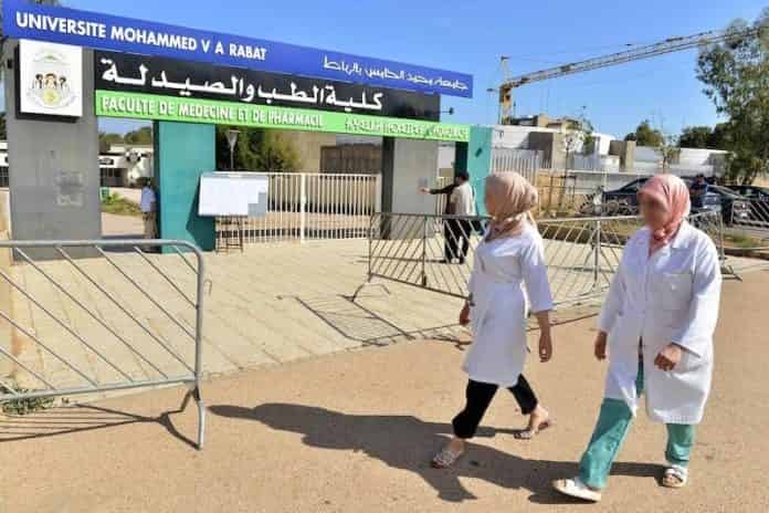 طلبة الطب والصيدلة يطالبون بتحسين ظروفهم الاجتماعية والمادية