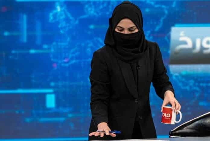 بعد قرار طالبان: مذيعات القنوات الأفغانية بالنقاب