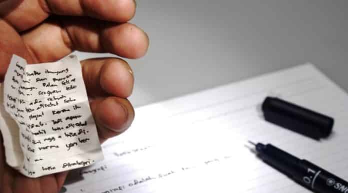 إحالة طالب جامعي على المحكمة متورط في حيازة وترويج أجهزة للغش في الامتحانات