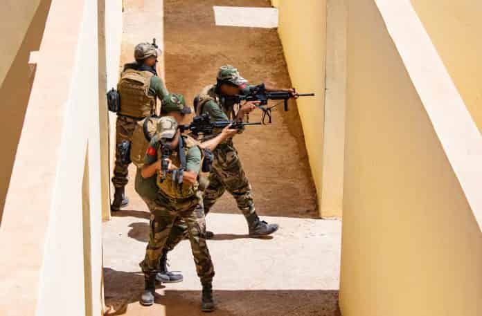 لتطوير الأداء القتالي.. عناصر الجيش المغربي في تمارين مختلفة بمنطقة تفنيت (الصور)