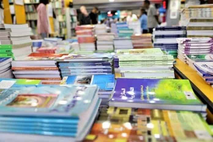 الحكومة تحسم الجدل وترفض الزيادة في أسعار الكتب المدرسية