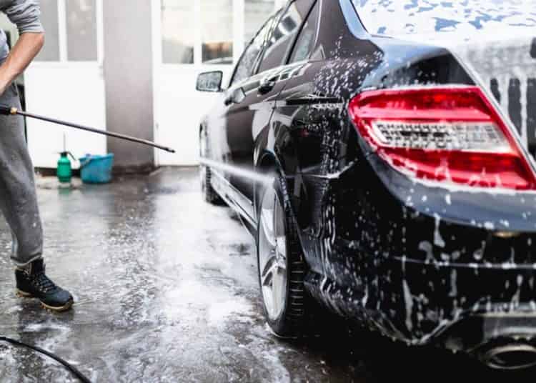 لفتيت يمنع غسل السيارات و سقي المساحات الخضراء بالماء الشروب (وثيقة)￼
