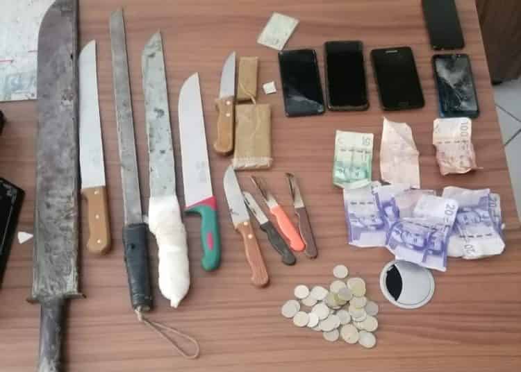 أمن اكادير يفكك عصابة  من 4 أفراد بينهم فتاتين ب”بنسركاو”…حُجَزَت لديهم أسلحة وممنوعات