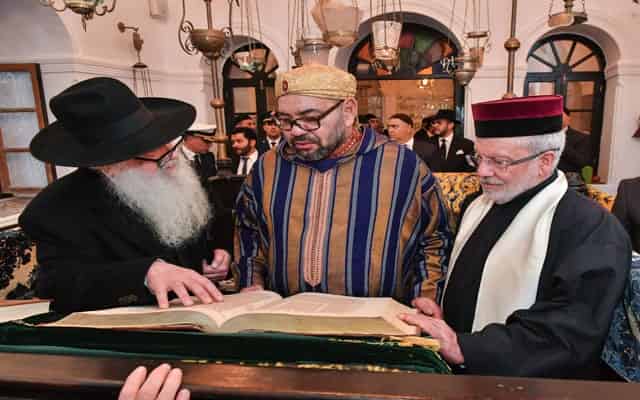 مفكرون وعلماء يُبرزون فرادة إمارة المؤمنين في إعلاء قيم التعايش بين الأديان