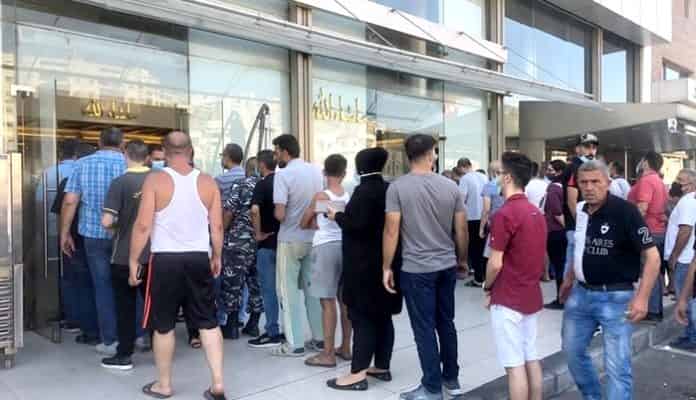 لبنان..طوابير طويلة أمام الأفران للحصول على رغيف خبز