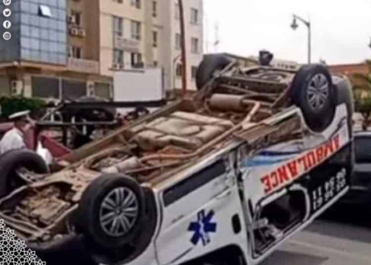 إنقلاب سيارة إسعاف يتسبب في كارثة