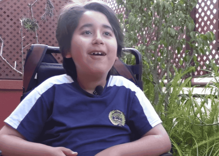 مرض نادر يُنهي حياة الطفل المعروف بـ”الشاف عمر”