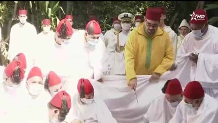 أمير المؤمنين جلالة الملك محمد السادس ينحر أضحية العيد