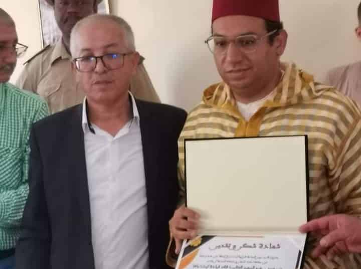 جماعة ايت امزال تودع السيد عبد المجيد الغالب قائد قيادة ايت باها بالورود وبكلمات التناء والعرفان.