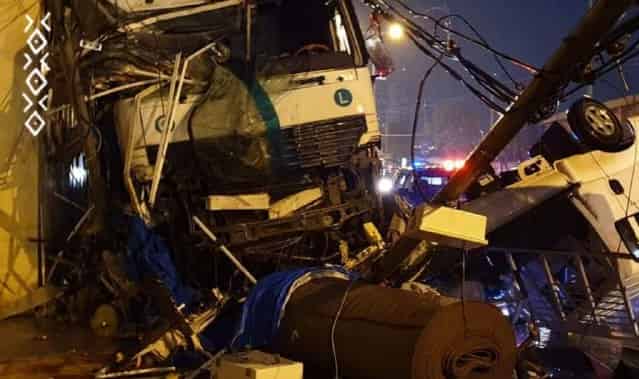مصرع 9 أشخاص وإصابة آخرين في حادث اصطدام شاحنات كبيرة￼
