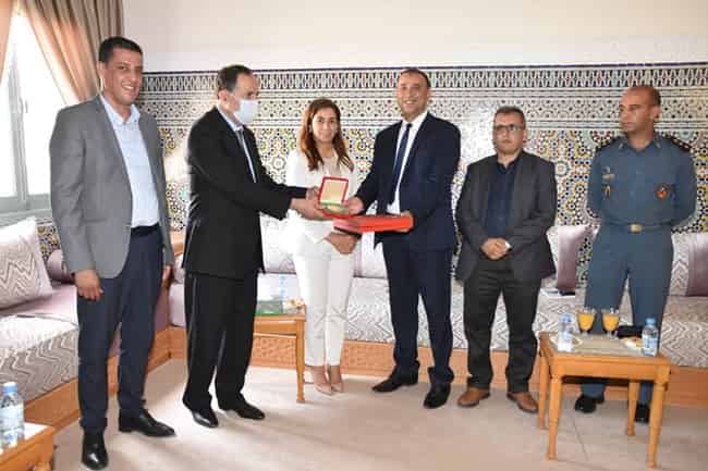 عامل إقليم تزنيت و رئيس غرفة الصناعة التقليدية لجهة سوس ماسة يشرفان على تكريم المدير الاقليمي للصناعة التقليدية المنتقل محمد بنعسيلة