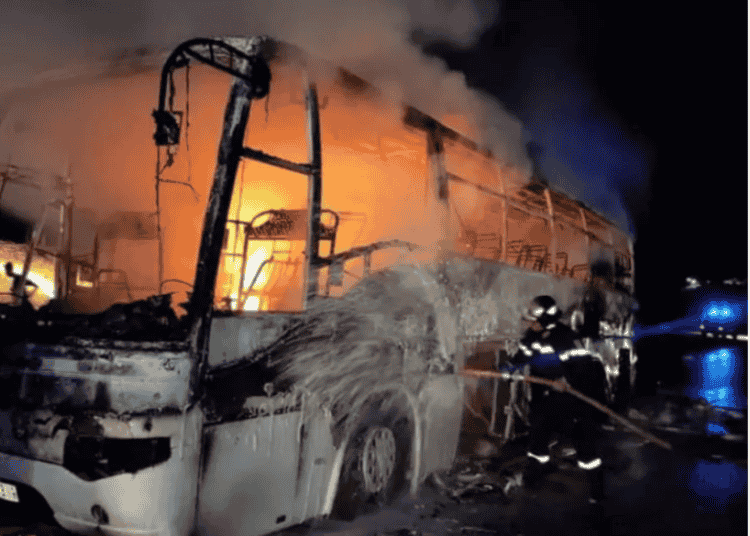 احتراق حافلة على متنها 46 شخصا ￼