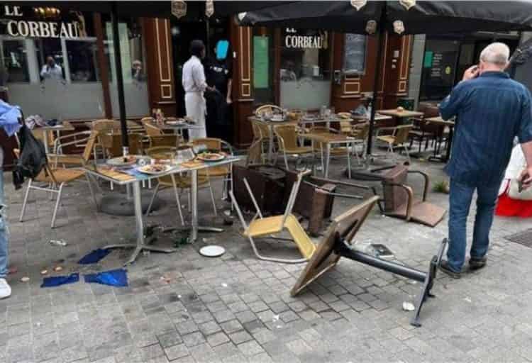 سائق شاحنة يقتحم باحة مقهى وسط بروكسيل متسببا في جرح عدة أشخاص￼