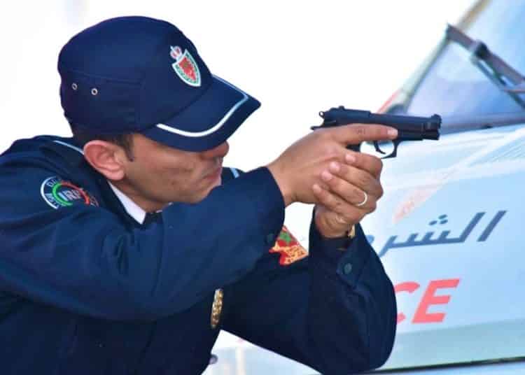 موظف شرطة يضطر لاستعمال سلاحه الوظيفي لهذا السبب…￼