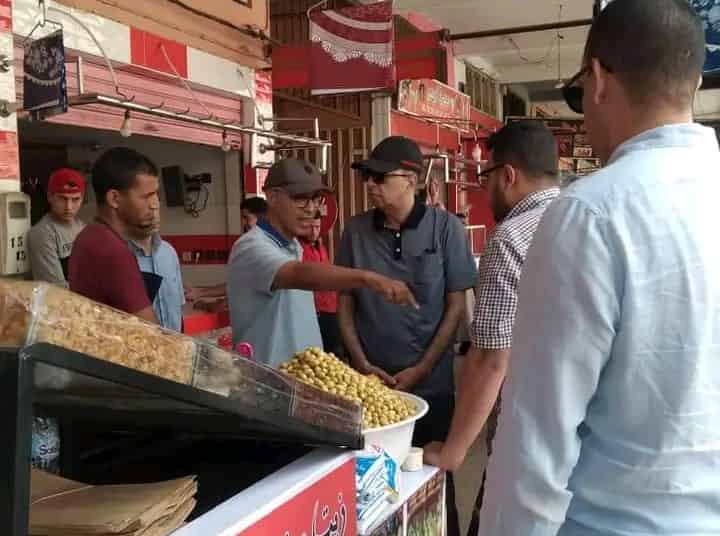 اشتوكة ايت باها  :العامل “خلُوق”يقُود شخصياً  حملة لتحرير الملك العام بشوارع بيوكرى