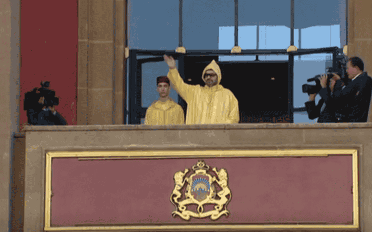 جلالة الملك محمد السادس يحيي رعاياه الأوفياء من شرفة البرلمان￼
