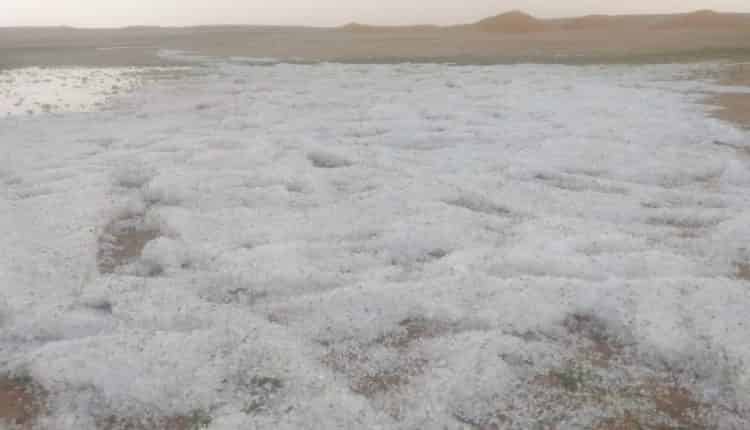 عاصفة أمطار قوية مصحوبة بالبرد تغطي صحاري آوسرد في سابقة منذ عقود￼