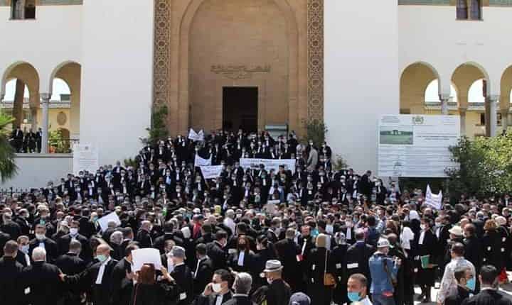 وزير الميزانية يعلن حذف “التسبيق الضريبي” للمحامين وإعفاء الجدد من ضريبة 300 درهم لثلاث سنوات￼