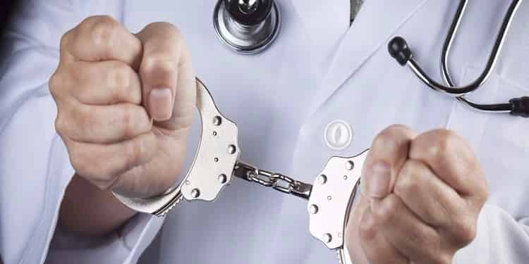 إحالة مرضى على عيادة خاصة تقود إلى اعتقال طبيب