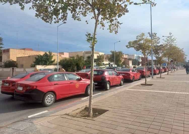 “اختلالات الدعم” تدفع وزارة الداخلية إلى معاقبة طاكسيات بسحب المأذونيات