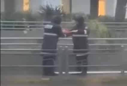المدير العام للأمن الوطني ومراقبة التراب الوطني يشيد بالحس المهني والوطني العالي لشرطيين بعد تدخلهما البطولي لحماية العلم الوطني (فيديو)